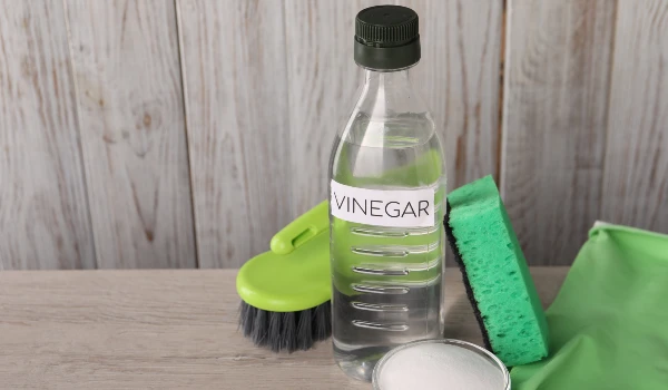 Use a Vinegar and Dishwashing Liquid Mix for Soap Scum